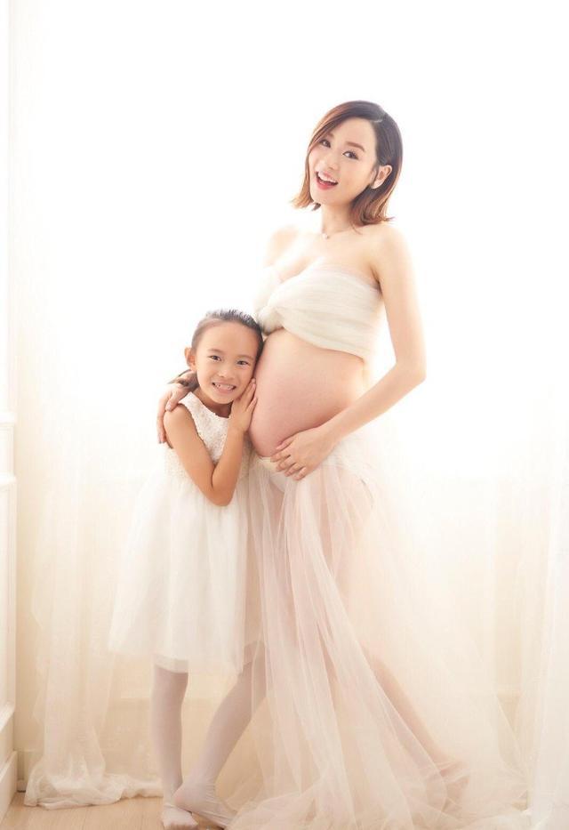 现如今二胎诞下,关于孩子生父同样神秘,从未公开露面.