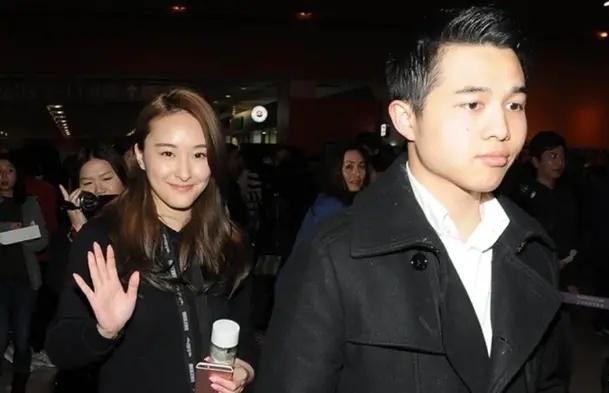 2015年12月底,何猷亨和陈滢被记者拍到两人在日本札幌约会的照片,十指