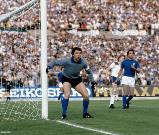 26岁,却刚刚开始国家队生涯,还要面对另一位天才门将阿尔贝托西的竞争