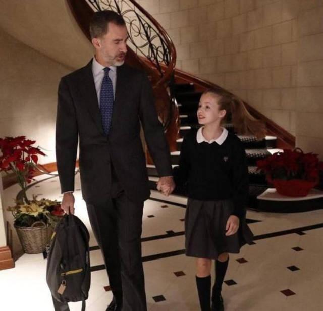 老照片:莱昂诺尔公主美得像天使,难怪费利佩六世化身为女儿奴了