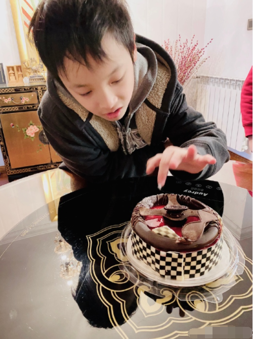 吴佳尼晒照为小儿子庆生马景涛未露面11岁儿子长相帅气像爸爸