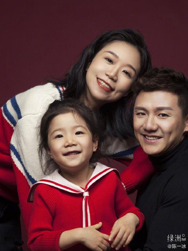 从照片可以看到,陈一冰与妻子,女儿对着镜头露出了幸福的笑容,一家三