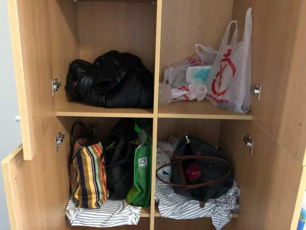 宿舍里胡春梅简单的行李