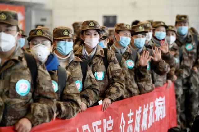 1月28日，宁夏援助湖北医疗队成员在银川河东机场准备出发，支援湖北新型冠状病毒感染的肺炎疫情防控和救治工作。
