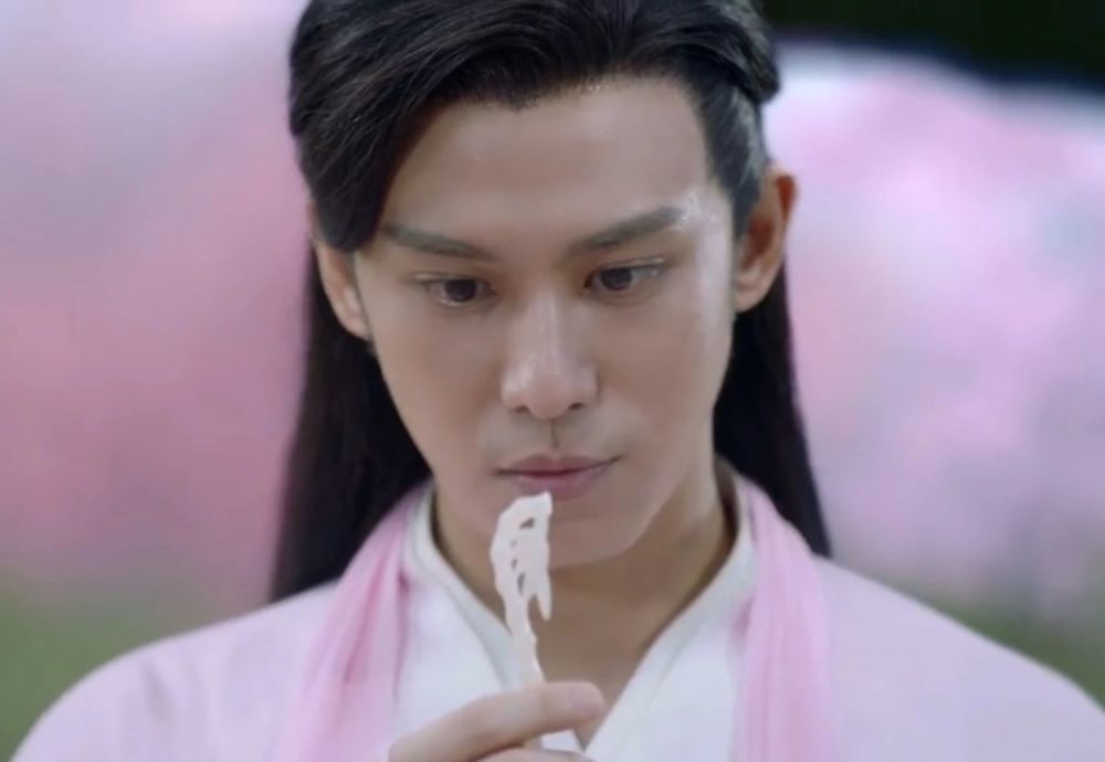 首先是折颜,这个被凤九叫做小叔父的上神.