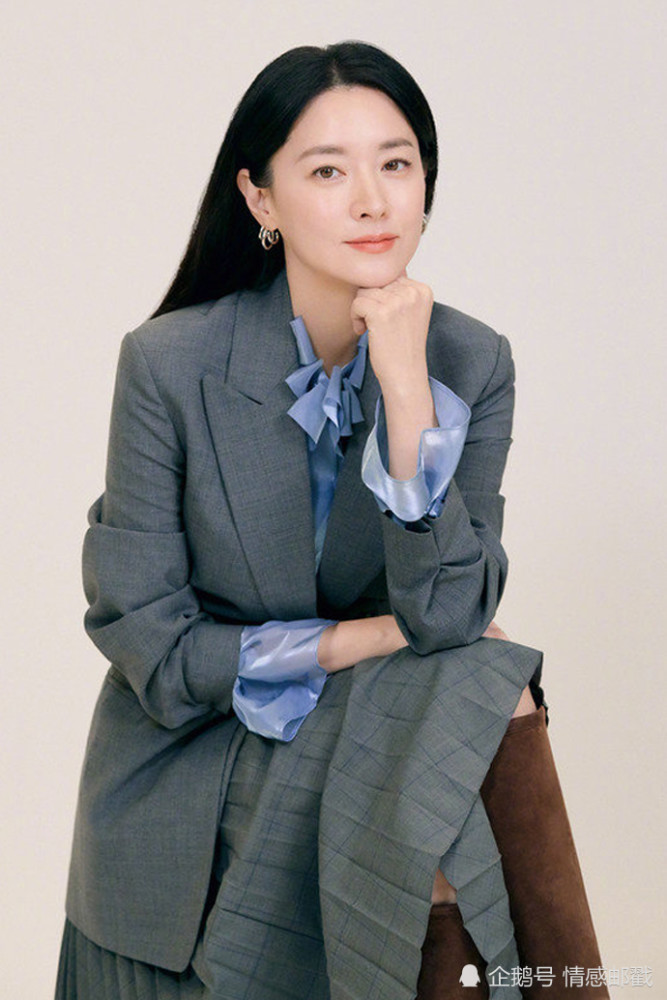 49岁大长今李英爱时尚画报,生了两个孩子却依旧少女感,优雅知性