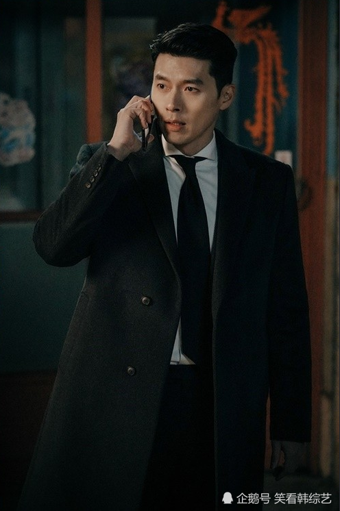 爱的迫降玄彬完美的西装造型警戒的紧张眼神被捕捉到