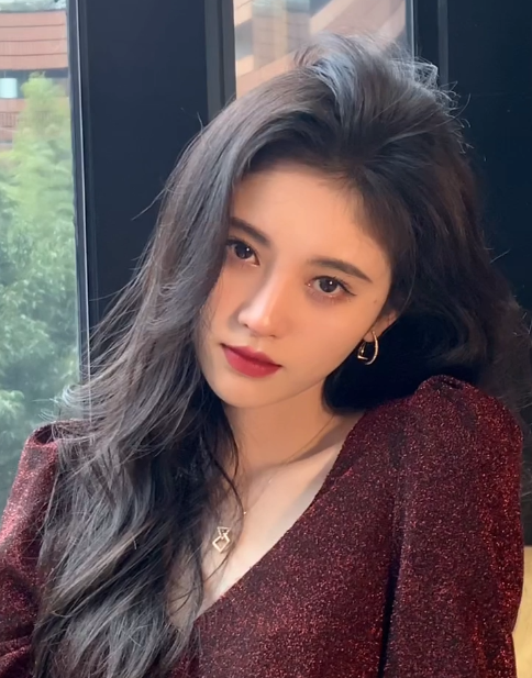 鞠婧祎把头发染成了白色本以为会很丑结果却让直男怦然心动