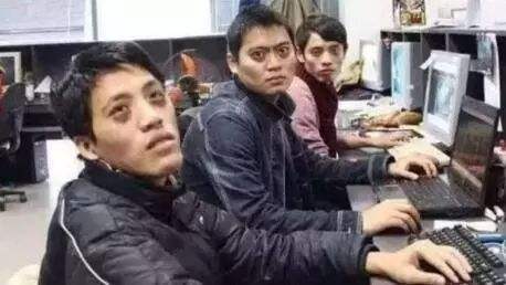 程序员加班改bug时代码成功运行时程序员写代码时个人形象:这好像是大