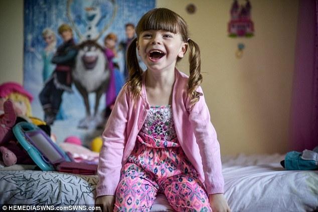 英6岁男童变女生获支持成最小跨性别者