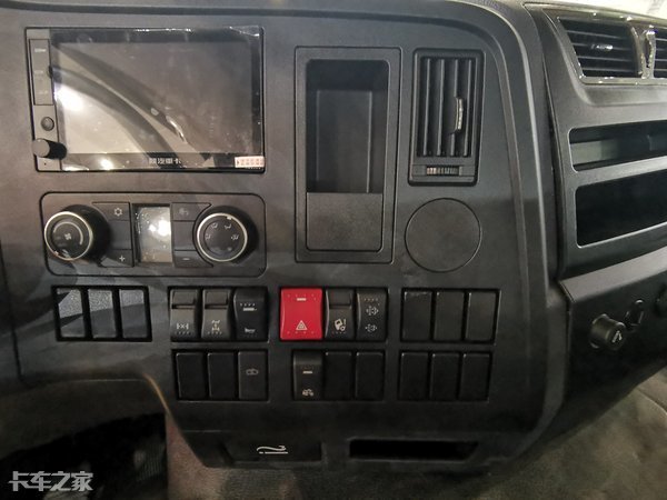 这款德龙x3000天然气牵引车,整个驾驶室内部一眼看上去空间非常的大