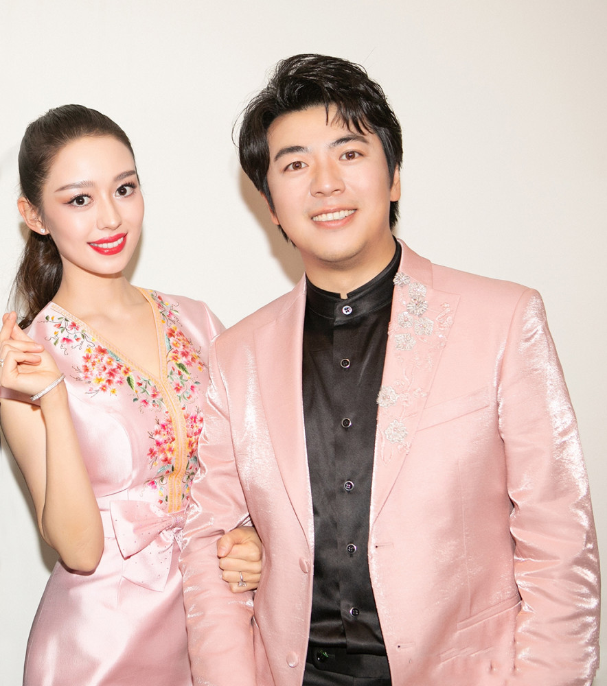 郎朗夫妇太恩爱了!同台演出同穿粉色礼服,吉娜一身连体裙真甜美