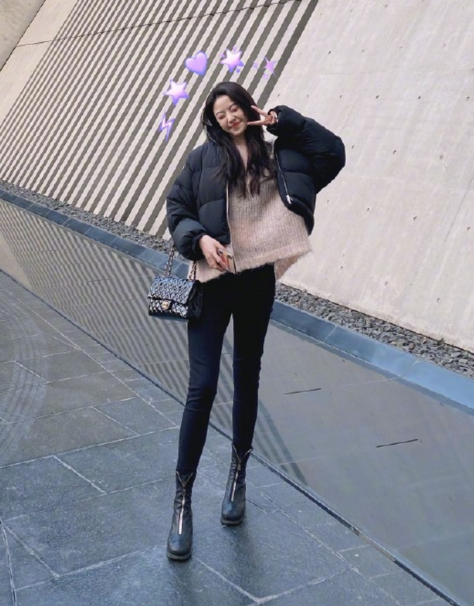 穿起这款"无痕裤"后的王文也其显露出来的细长直美腿可真是撩得不行