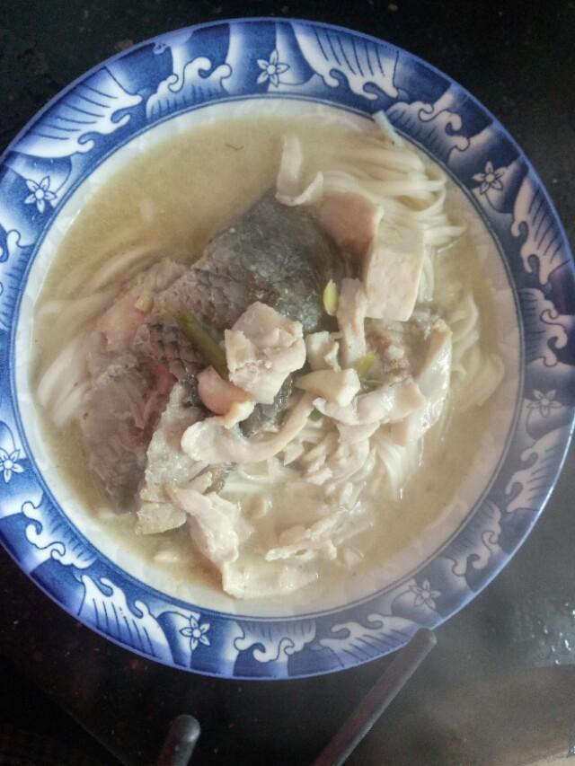 掛麵煮熟後,放入之前做好的湯底,美味又營養的魚片豆腐湯麵就做好啦!