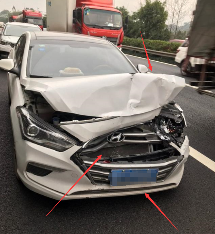 现代名图高速遭遇连环追尾看到车损后以前低估它了