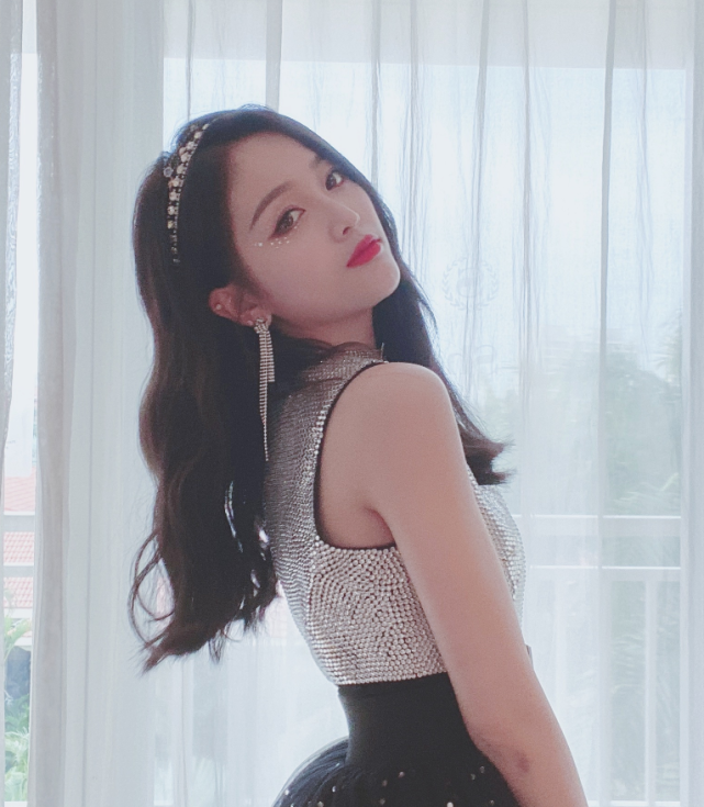 吴宣仪的"公主蹲"火了,这姿势90斤才敢模仿,不信你试试_腾讯新闻