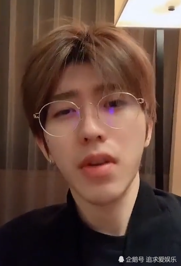 蔡徐坤晒素颜金丝眼镜照,却被满脸胡茬抢镜:男友力十足,我爱了!