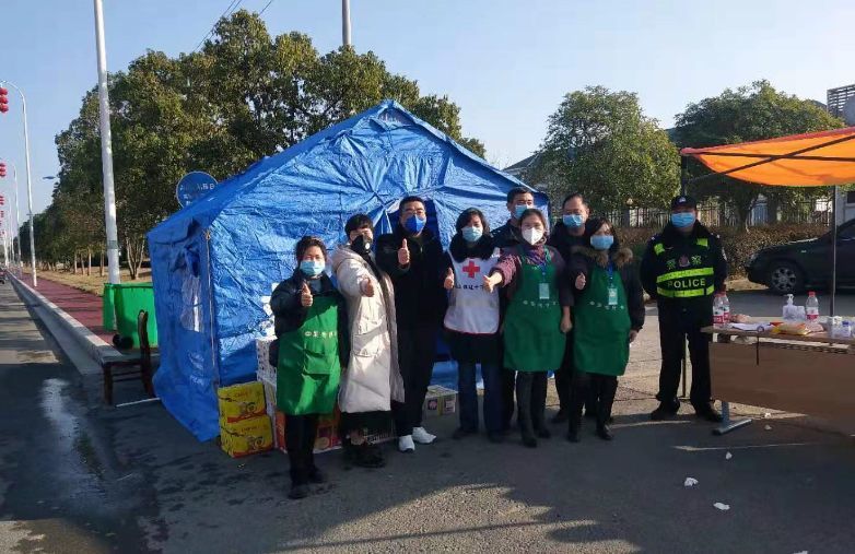 感动瞬间市民为奋战疫情防控一线的民警送温暖