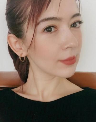 春晚主持尼格买提娇妻近照曝光颜值学历超高身材完美堪比名模