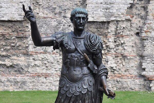 罗马帝国安敦尼王朝第二代皇帝图拉真在随后的欧洲历史,没有一位君主