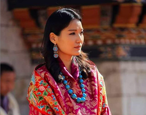 不丹王后30岁生日,产后美照明艳动人,全球最年轻王后大学攻读三学科