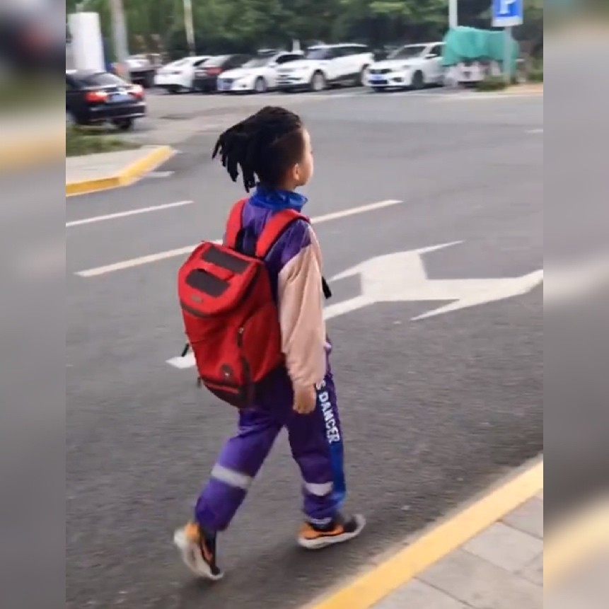 超炫酷小男孩"顶着一头脏辫"走红网络,网友:别冲动,娃还小