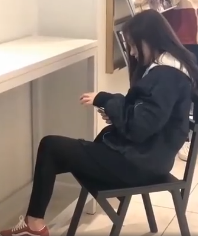 鞠婧祎私下玩手机,却不知被偷拍,看清坐姿后:再也不想叫女神!