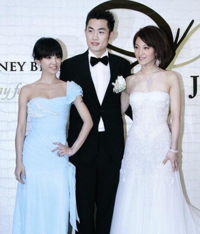 蔡依林晒全家福为姐姐庆生,母女三人共用