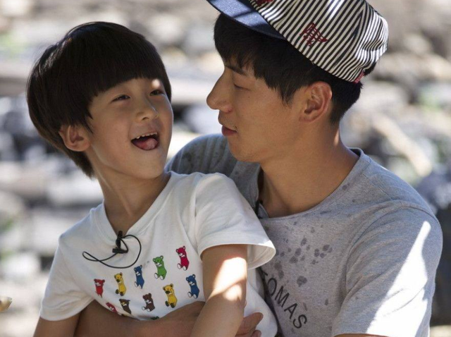 张亮儿子拍时尚杂志13岁身高竟有1米7网友们气到无法直视自己