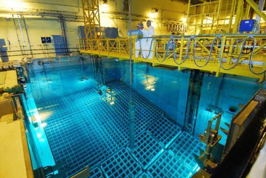 不小心掉入核电站的核废料大水池,还能保住小命吗?