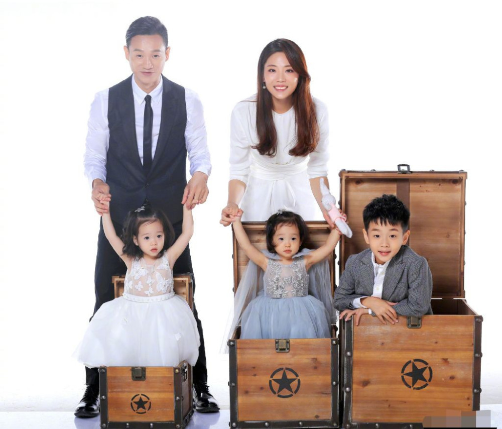 杨威晒双胞胎女儿"宅"照,一前一后尽显萌态,配文:开着火车去远行