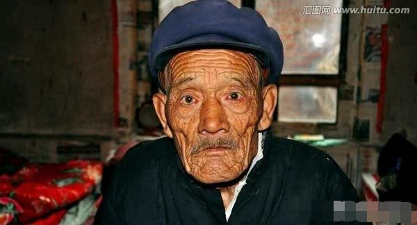 在农村,为什么有些老人戴帽子时要在里面垫一张纸?