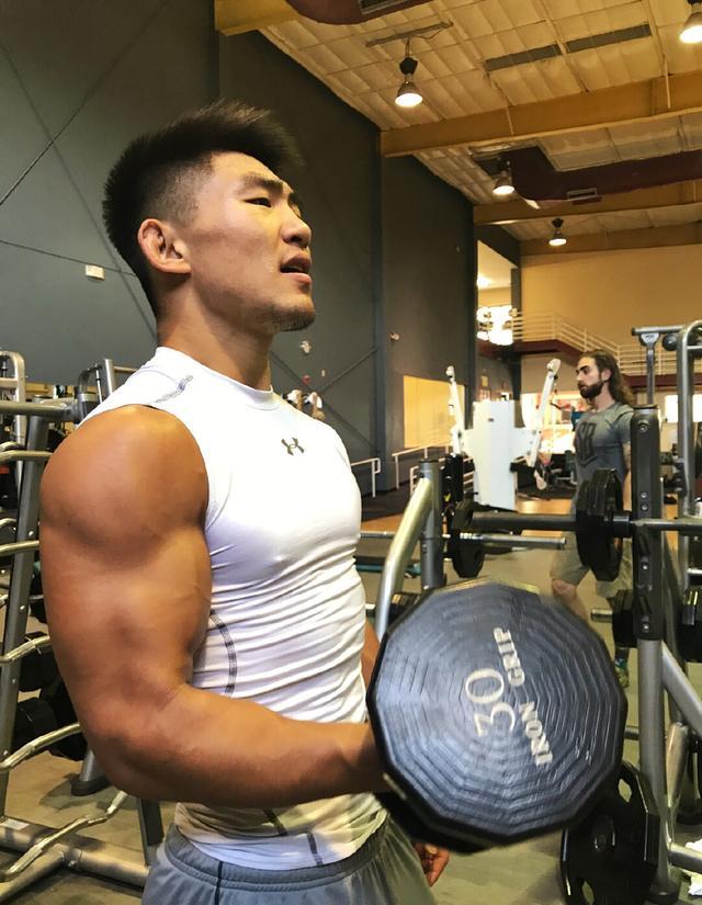 搏击专家曝光中国ufc一哥训练计划:减重24斤,深蹲100公斤