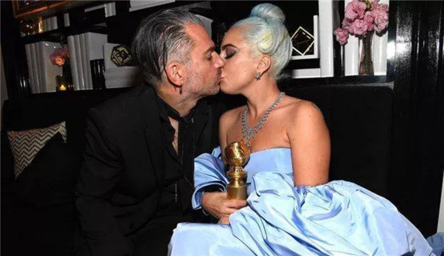 一直以来,ladygaga对每一任男友都爱得十分热烈,每一段恋情也都十分