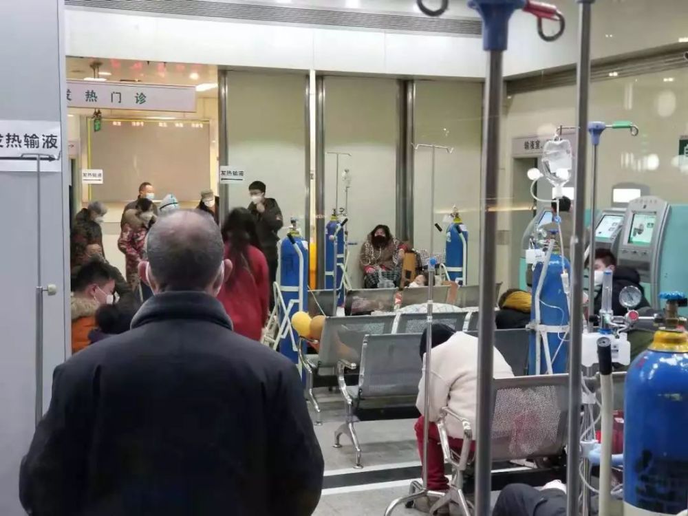 武汉定点医院“一床难求”，患者居家用衣柜隔离(图)