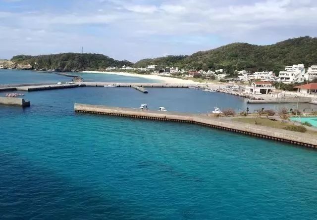 冲绳庆良间诸岛被称为庆良蓝,没有椰林缀斜阳,只是一片海蓝蓝