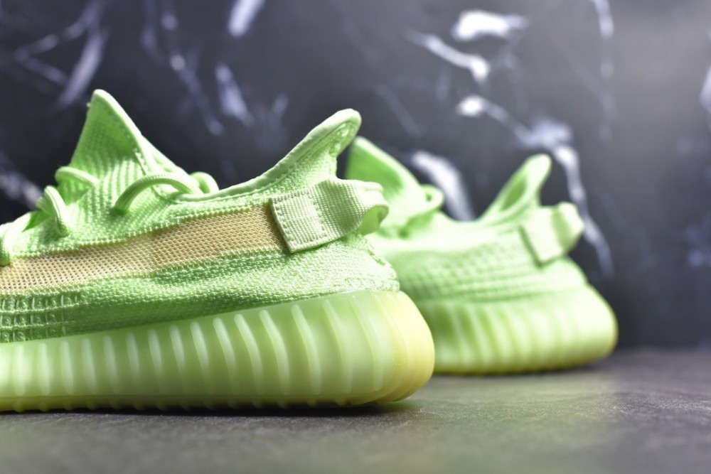 想要生活过得去身上就要带点绿yeezy350荧光绿一切都如意