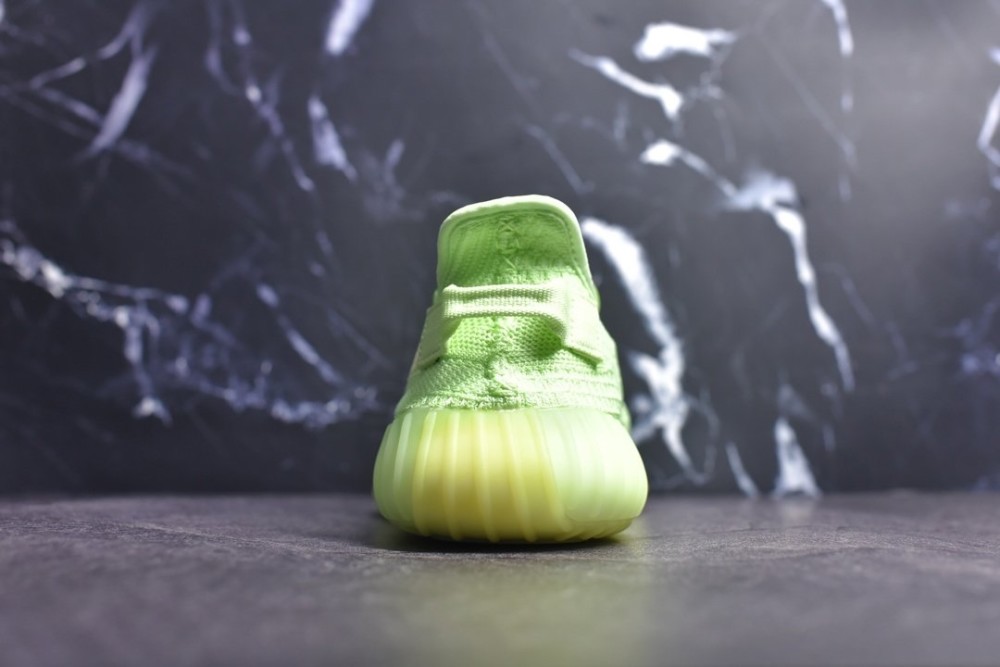 想要生活过得去身上就要带点绿yeezy350荧光绿一切都如意