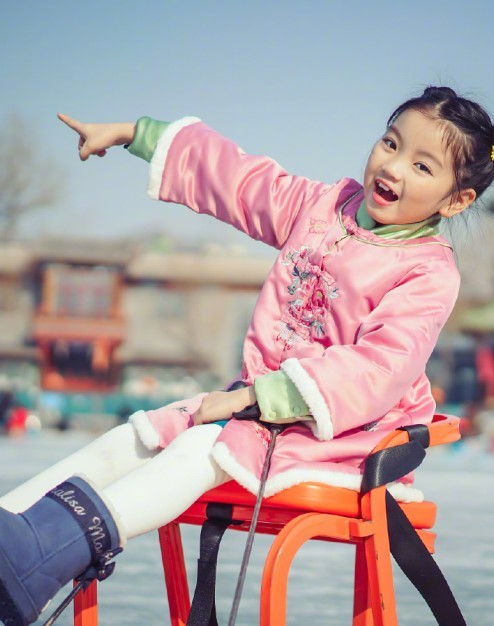 阿拉蕾晒2020新年照,才7岁就会穿裙配"白丝",这腿太长了