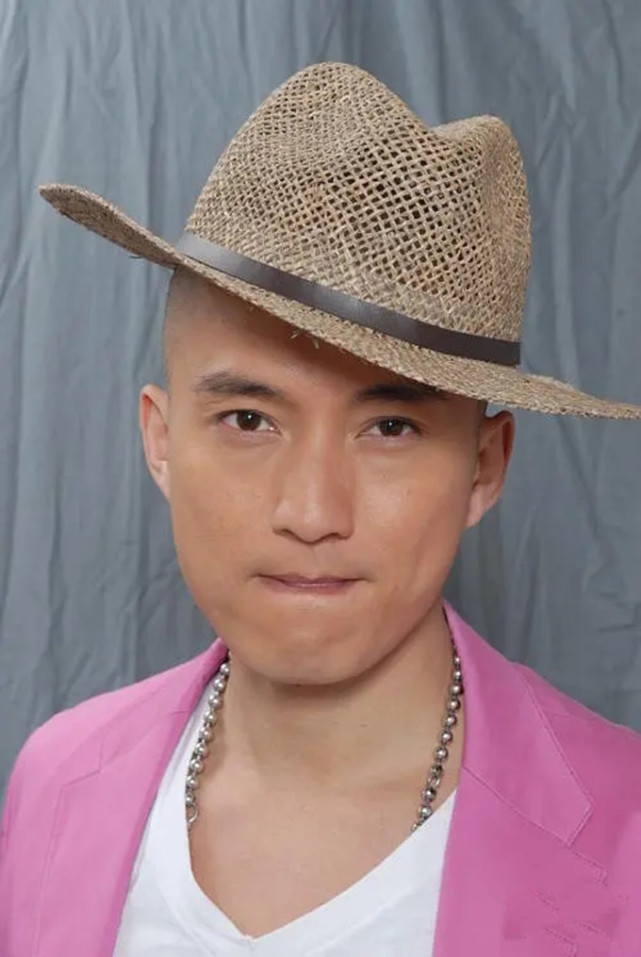 43岁陈山聪近照与二婚妻子同框一脸陶醉曾差点成为赌王女婿