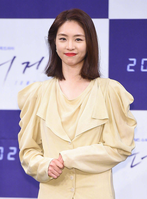 李沇熹一袭米色长裙轻松甜美亮相,身型高挑纤细,清秀甜美