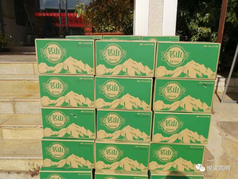 这次爱心捐赠嵩明珍茗食品有限公司捐赠矿泉水1500件,康师傅(昆明)