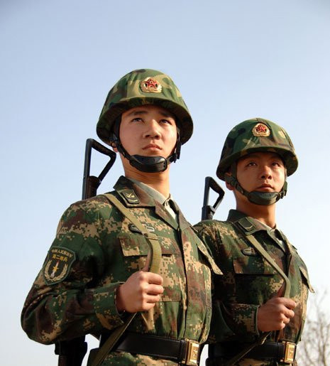 叹为观止!看看07式迷彩的"隐身"效果,战士与山石傻傻分不清楚