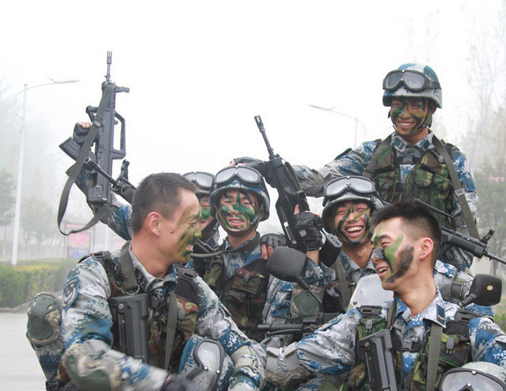 叹为观止!看看07式迷彩的"隐身"效果,战士与山石傻傻分不清楚