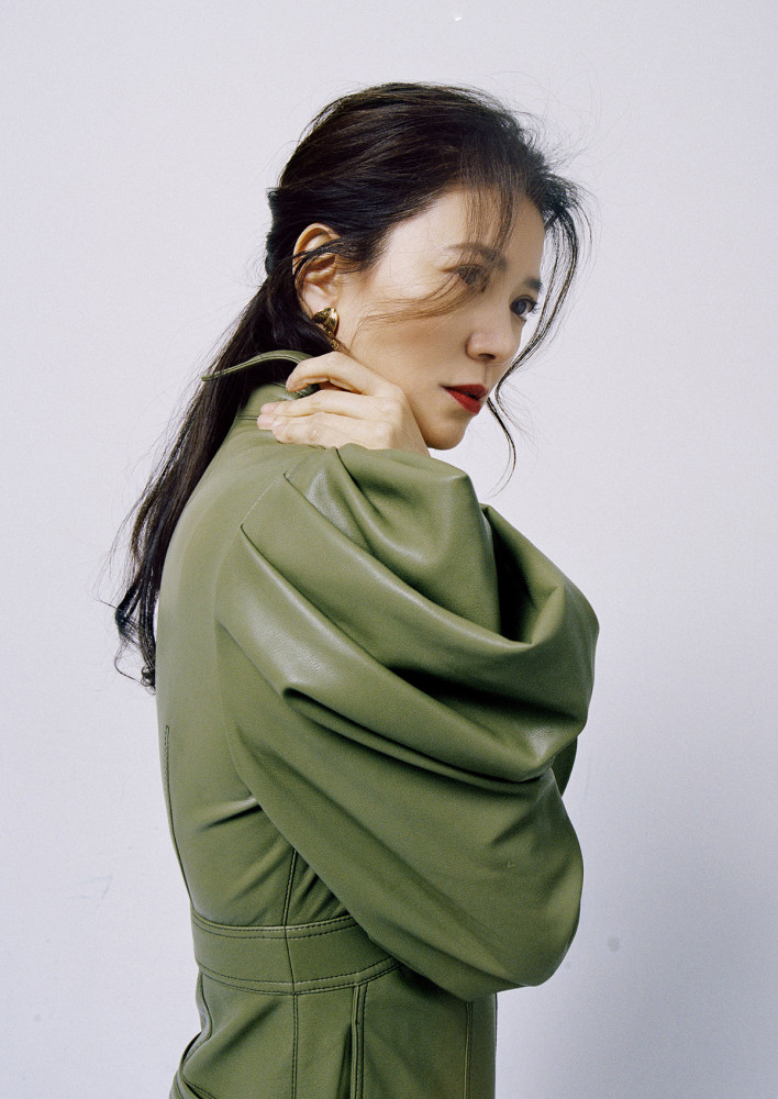 48岁袁咏仪开年首封大片穿红绿蓝三件连衣裙出镜魅力十足