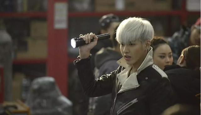 2015年7月吴亦凡主演的电影《老炮儿》上映,因饰演小爷谭小飞一角