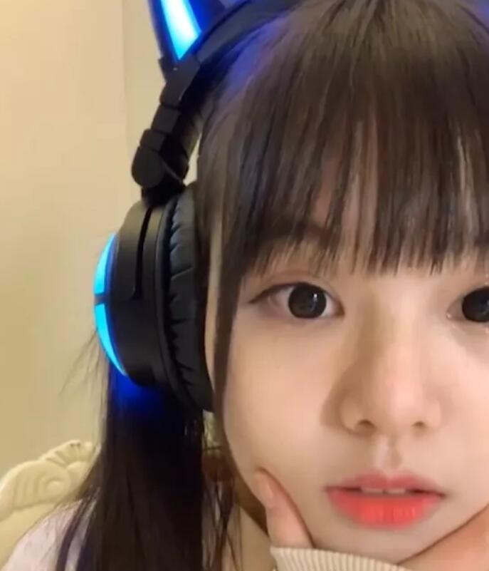 火线妹没有美颜的样子和直播间里面的样子以及自拍相差甚远,这个眼袋
