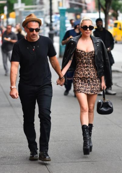 ladygaga与男友度假热吻数十群众纷纷围观举止开放毫不在意