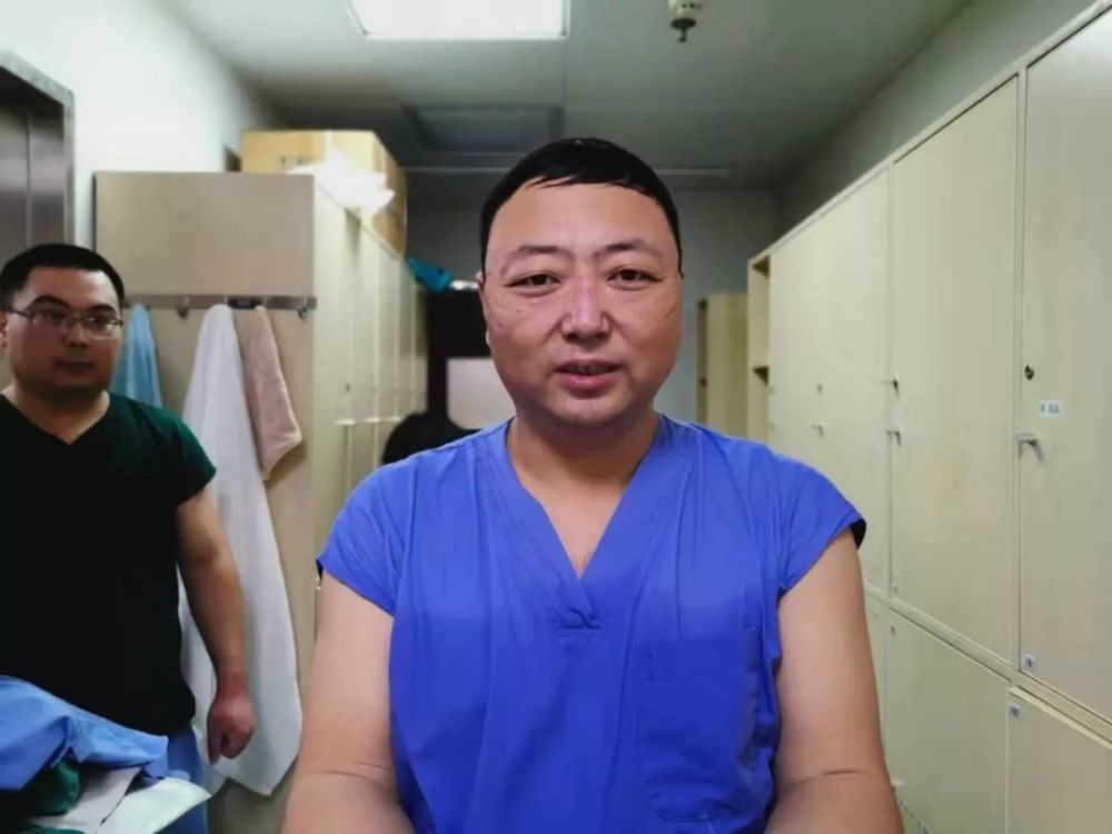 在武汉抗疫前线这个沧州男护士穿着防护服连续工作了6个小时