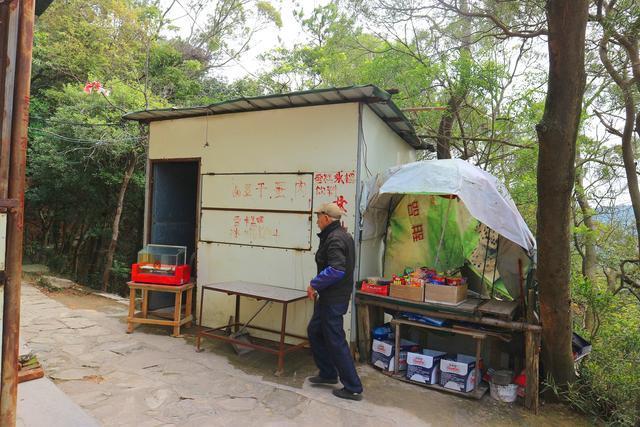 观景台上有一个小卖部,虽然价格不菲,但也要支持老爷爷一下,这么大